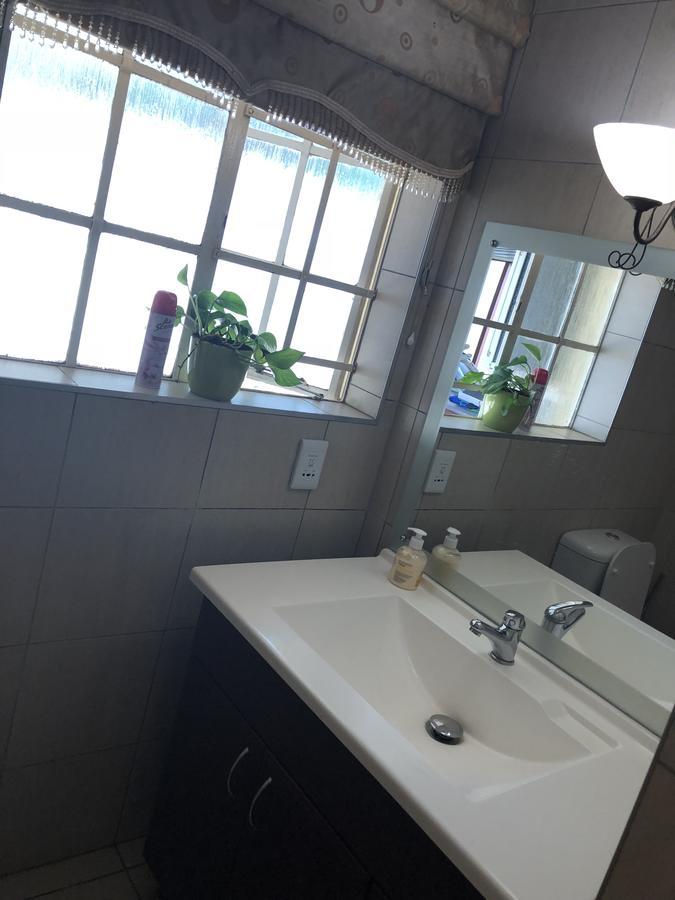 Khuvena Guesthouse Randburg Экстерьер фото